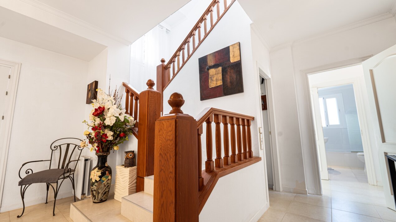 Esta elegante villa de 4 dormitorios escondida en Nueva Andalucía es absolutamente cautivadora.