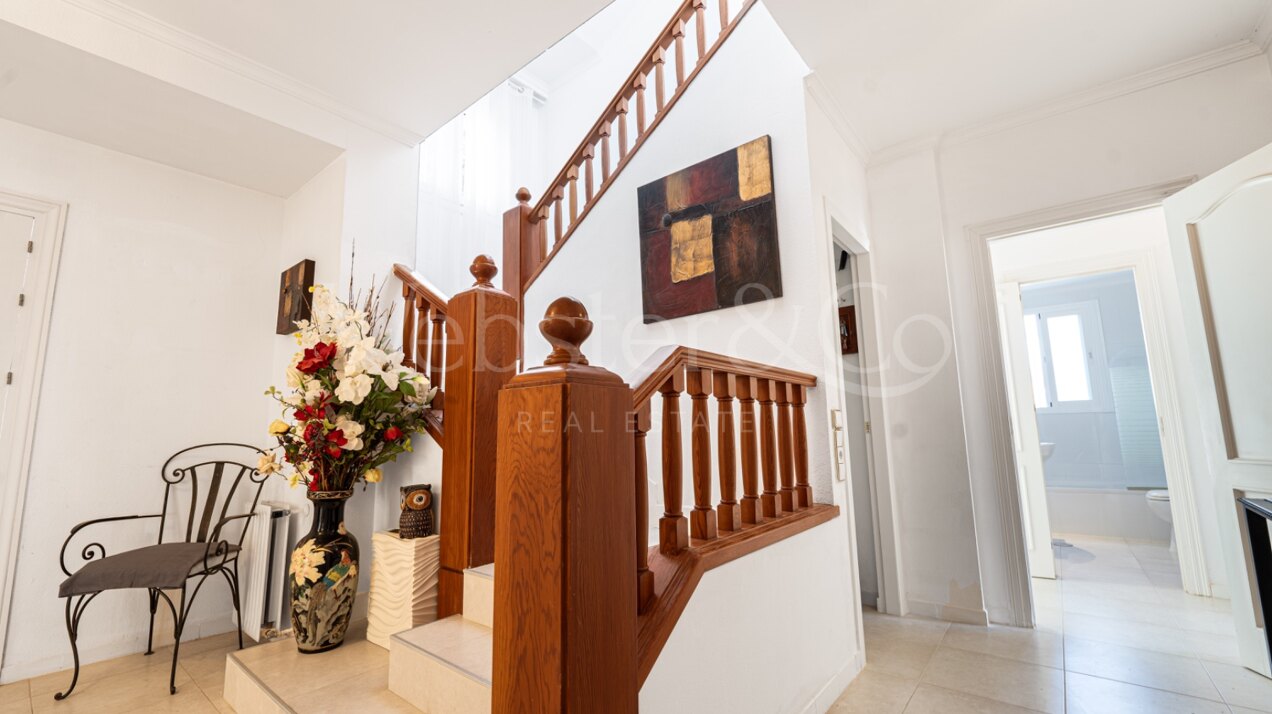 Esta elegante villa de 4 dormitorios escondida en Nueva Andalucía es absolutamente cautivadora.