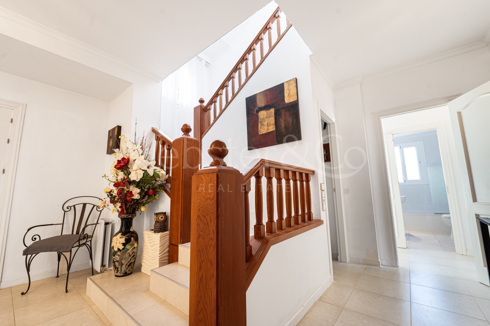 This understatedly elegant 4 bedroom villa tucked away in Nueva Andalucia is utterly captivating