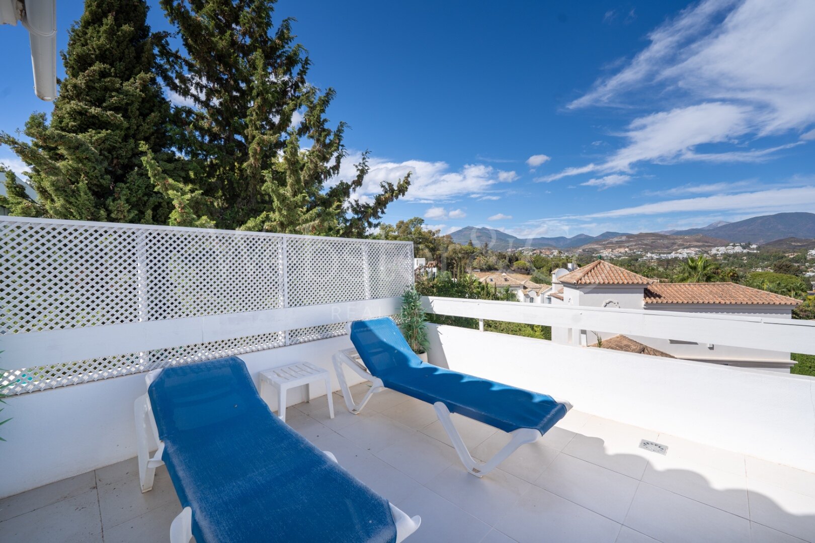 This understatedly elegant 4 bedroom villa tucked away in Nueva Andalucia is utterly captivating