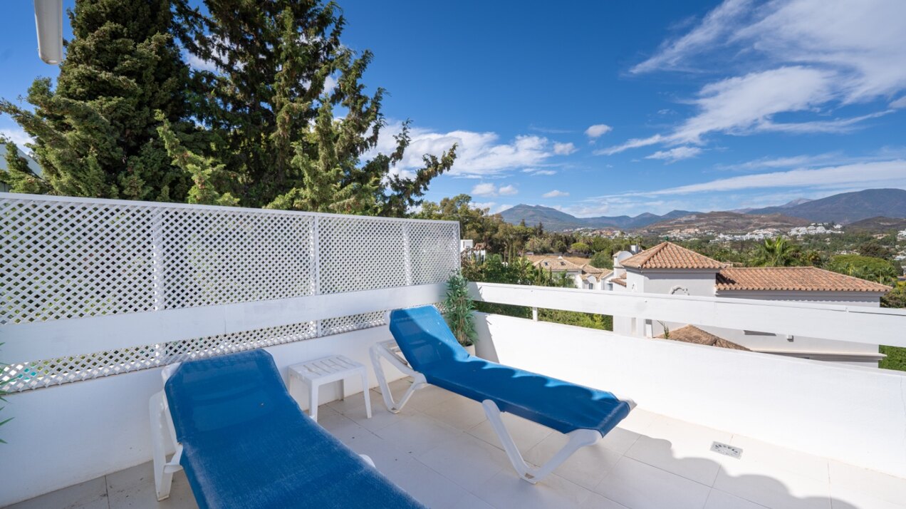 Esta elegante villa de 4 dormitorios escondida en Nueva Andalucía es absolutamente cautivadora.
