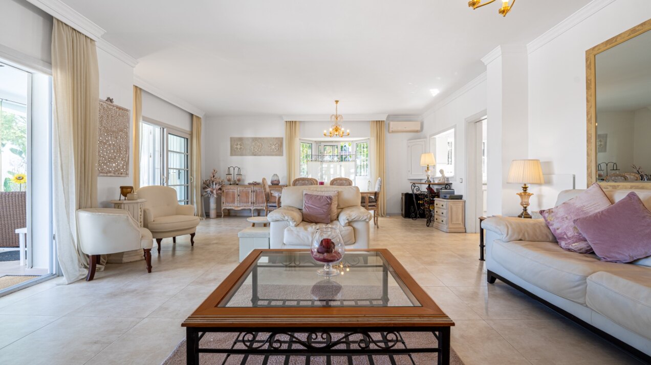 Esta elegante villa de 4 dormitorios escondida en Nueva Andalucía es absolutamente cautivadora.