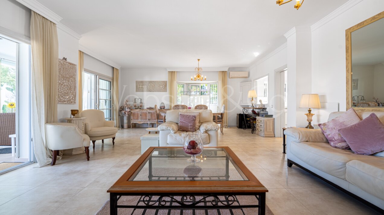 Esta elegante villa de 4 dormitorios escondida en Nueva Andalucía es absolutamente cautivadora.