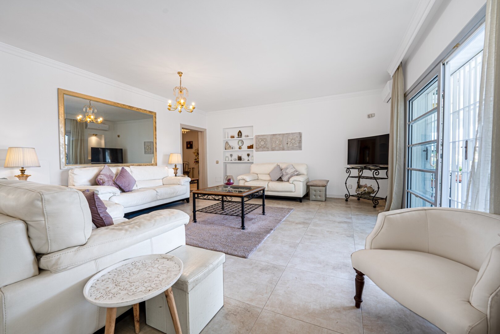 This understatedly elegant 4 bedroom villa tucked away in Nueva Andalucia is utterly captivating