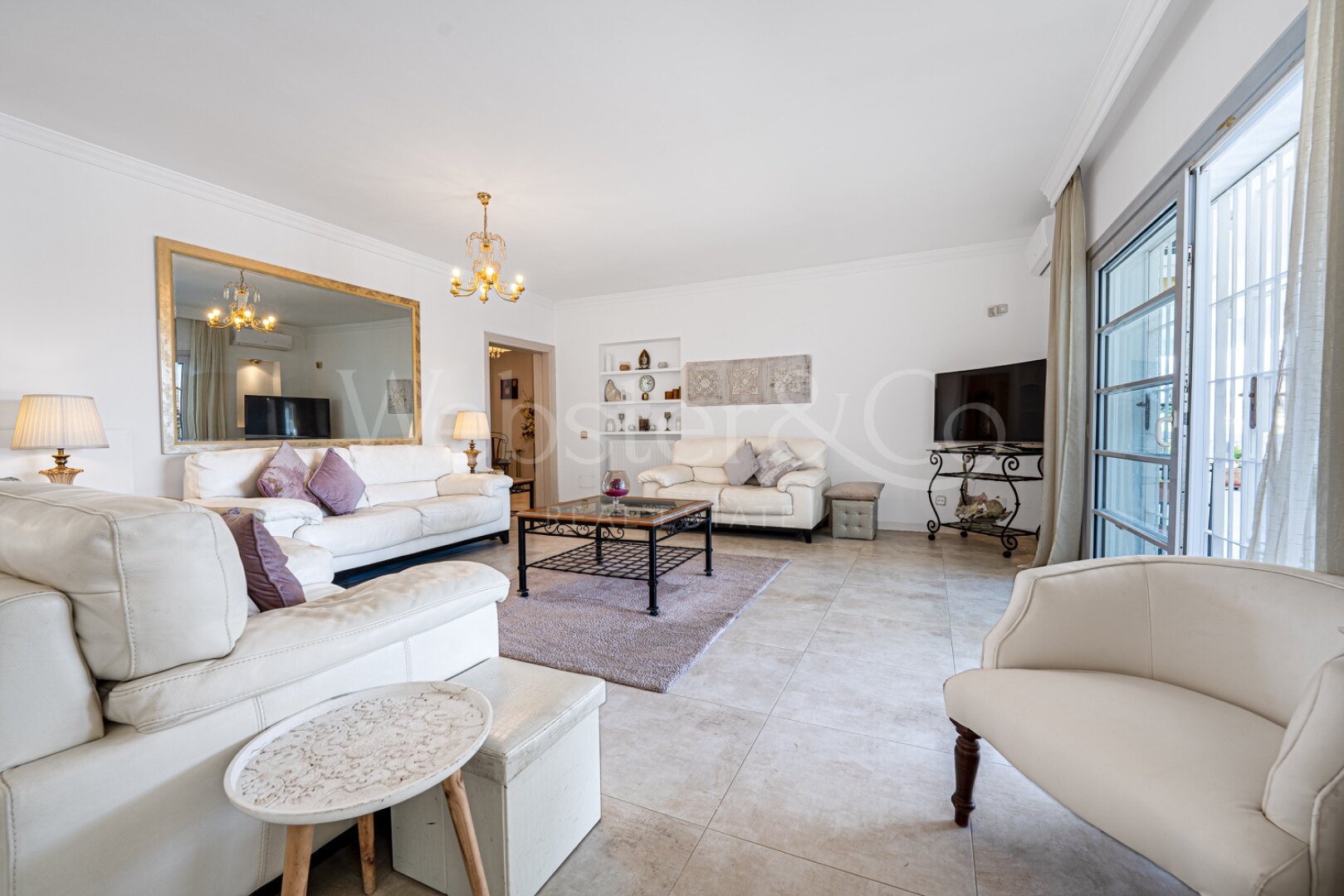 This understatedly elegant 4 bedroom villa tucked away in Nueva Andalucia is utterly captivating