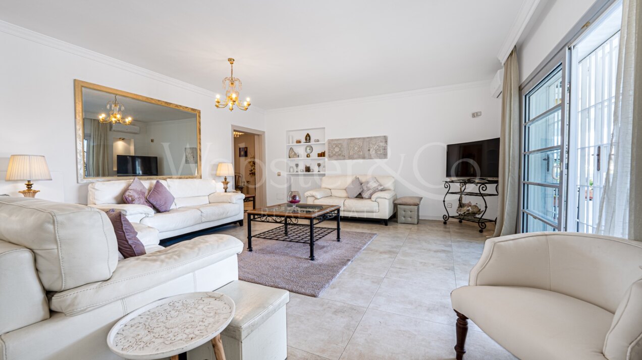 Esta elegante villa de 4 dormitorios escondida en Nueva Andalucía es absolutamente cautivadora.