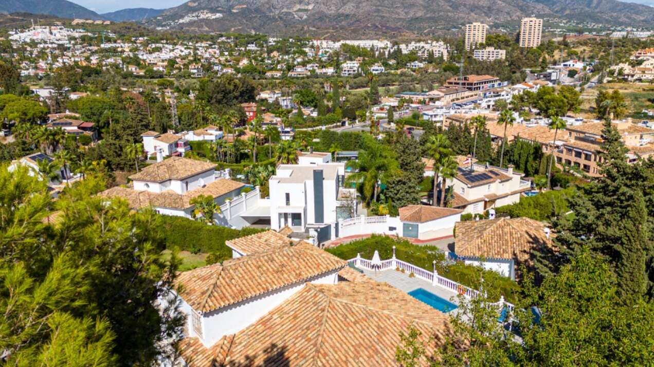 Esta elegante villa de 4 dormitorios escondida en Nueva Andalucía es absolutamente cautivadora.