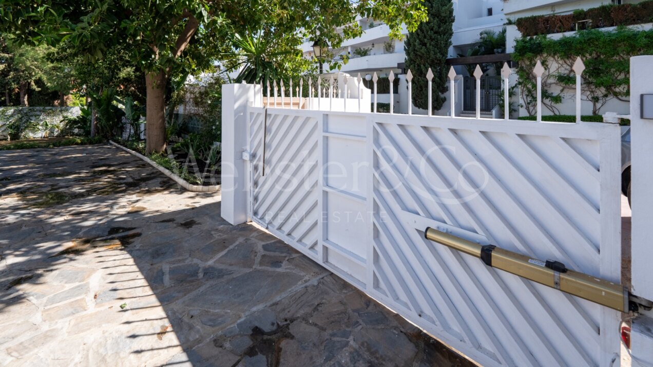 Esta elegante villa de 4 dormitorios escondida en Nueva Andalucía es absolutamente cautivadora.