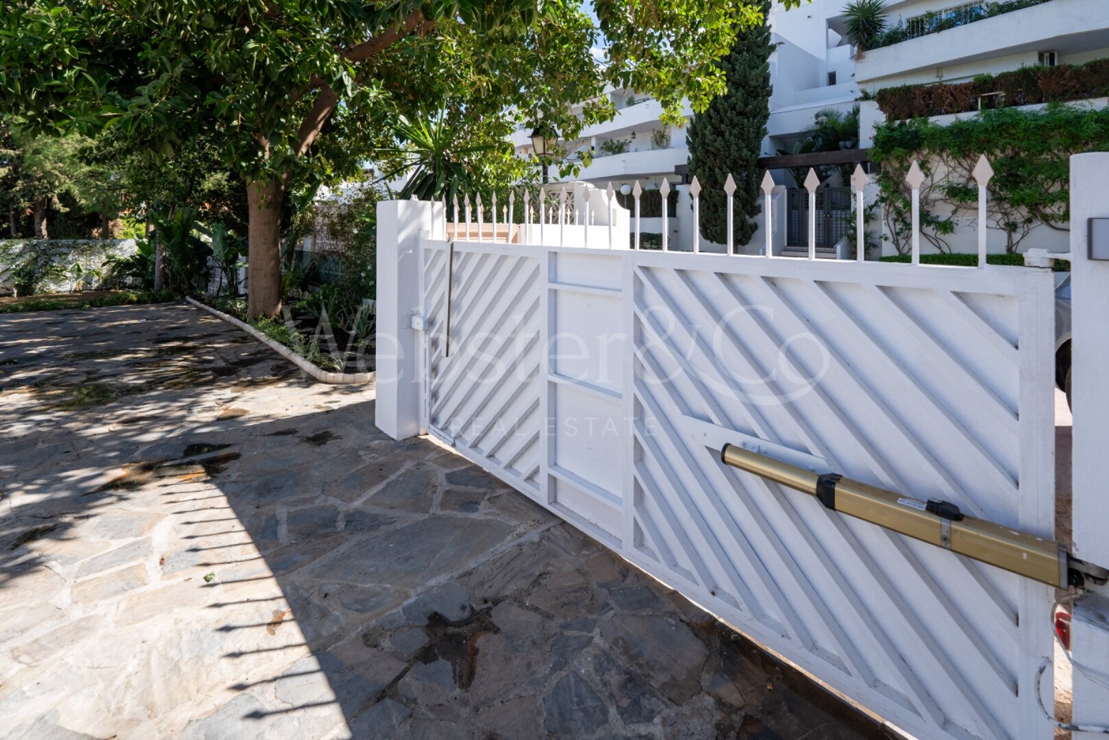 This understatedly elegant 4 bedroom villa tucked away in Nueva Andalucia is utterly captivating