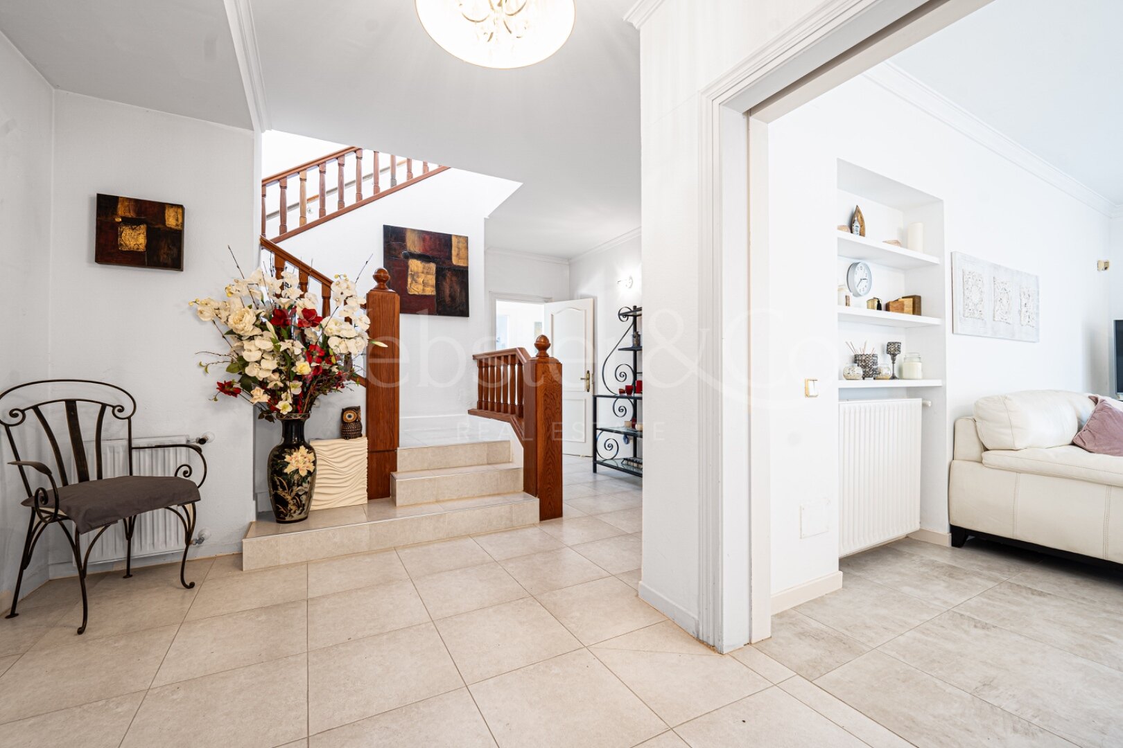 This understatedly elegant 4 bedroom villa tucked away in Nueva Andalucia is utterly captivating