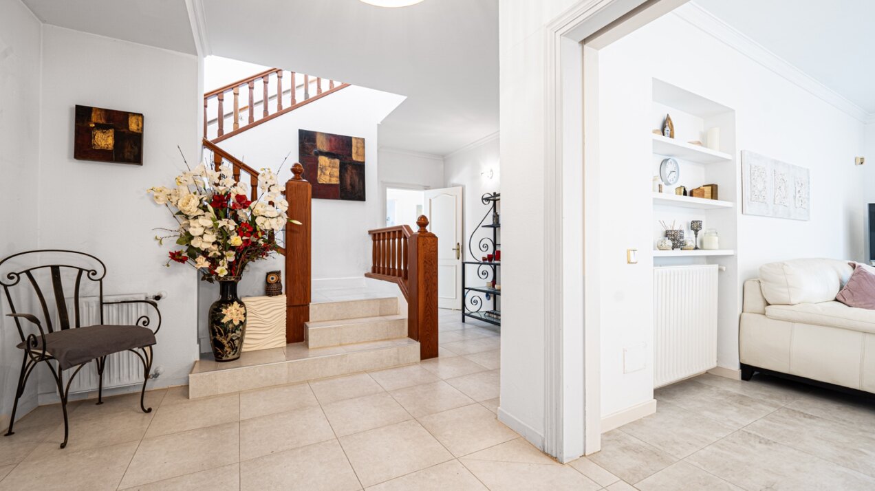 Esta elegante villa de 4 dormitorios escondida en Nueva Andalucía es absolutamente cautivadora.