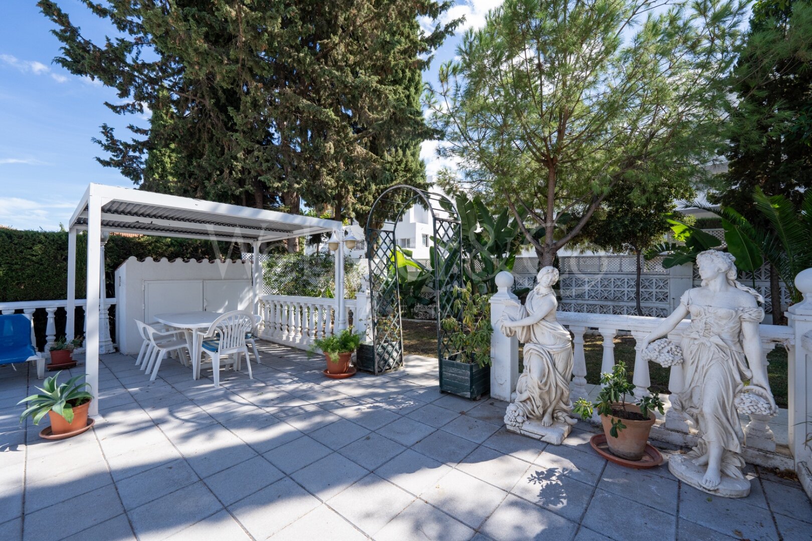 This understatedly elegant 4 bedroom villa tucked away in Nueva Andalucia is utterly captivating