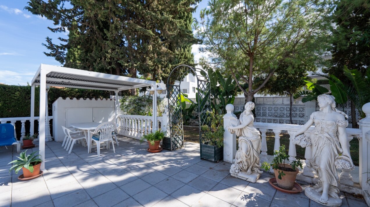 Esta elegante villa de 4 dormitorios escondida en Nueva Andalucía es absolutamente cautivadora.