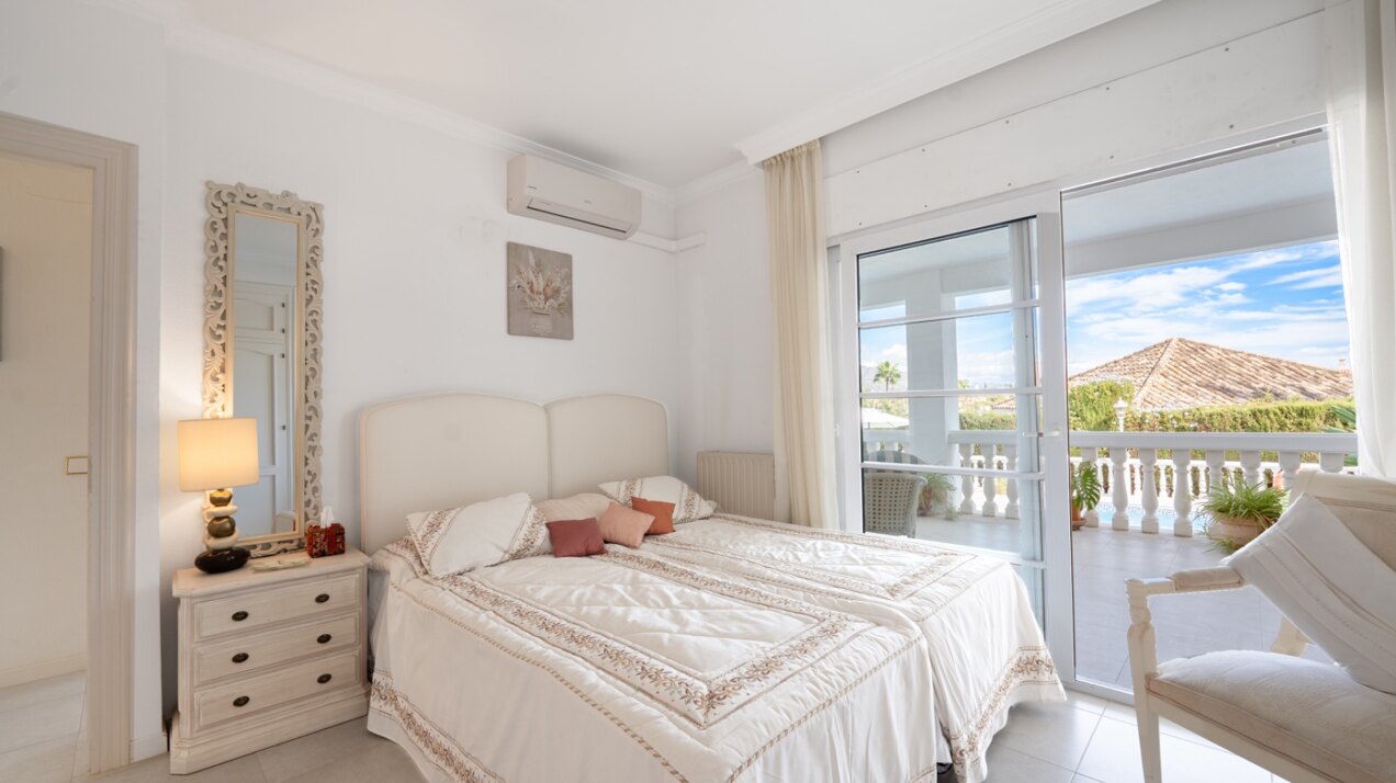 Esta elegante villa de 4 dormitorios escondida en Nueva Andalucía es absolutamente cautivadora.