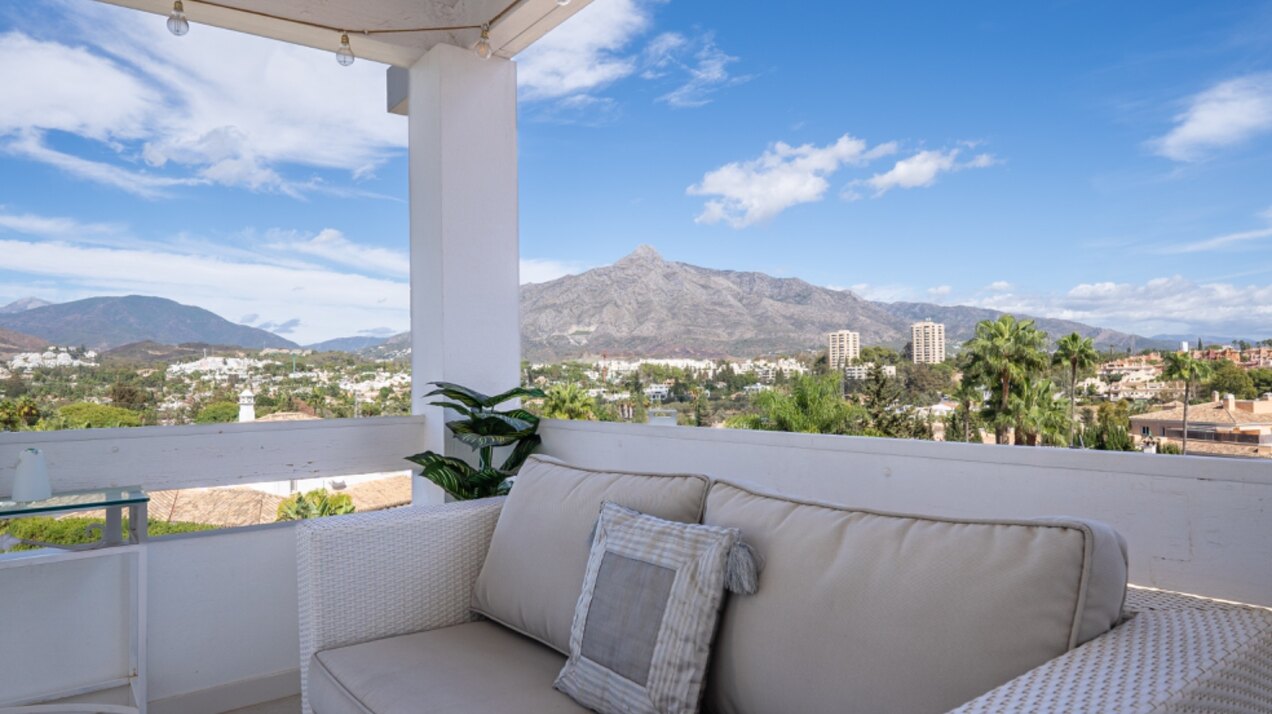 Esta elegante villa de 4 dormitorios escondida en Nueva Andalucía es absolutamente cautivadora.