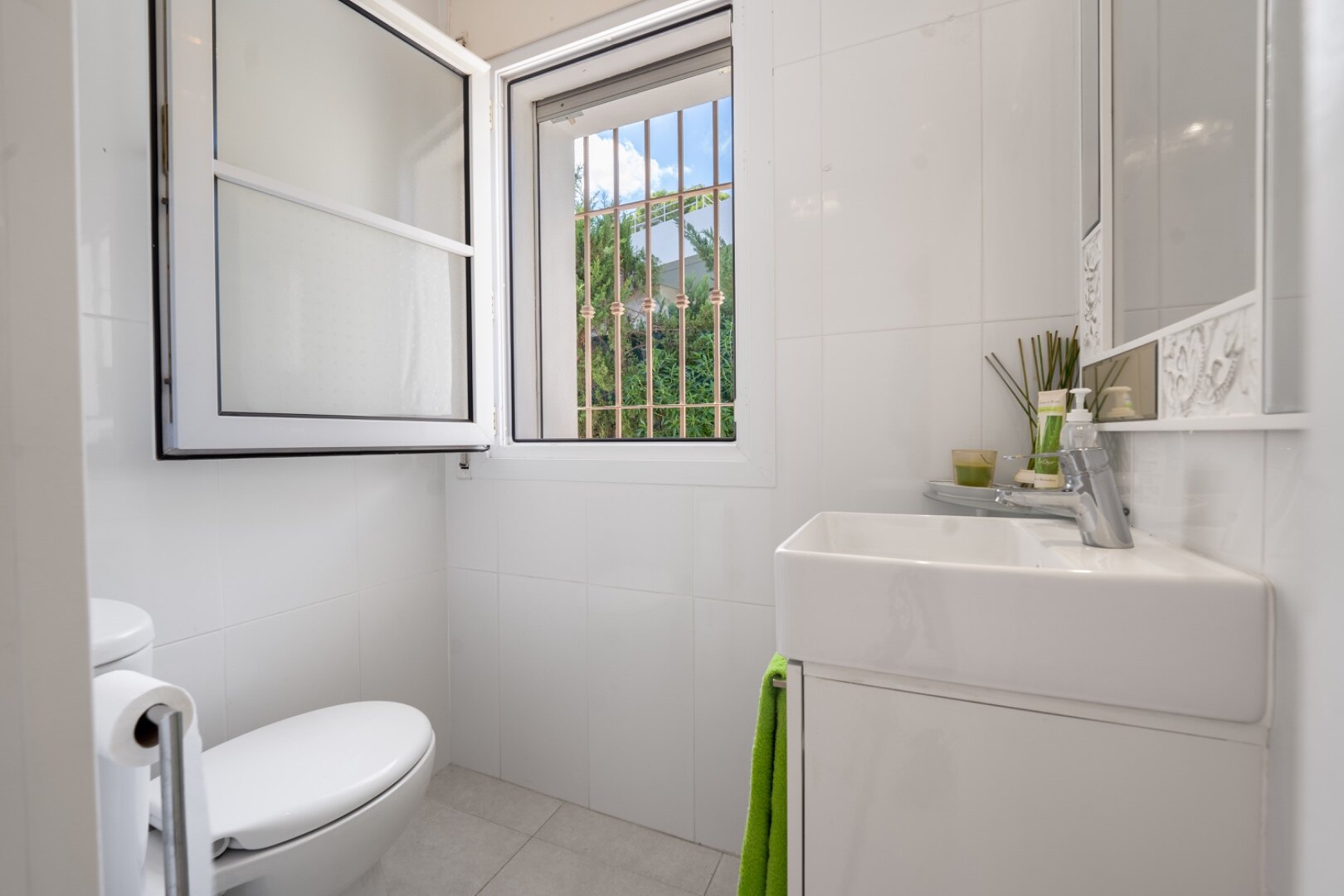 This understatedly elegant 4 bedroom villa tucked away in Nueva Andalucia is utterly captivating