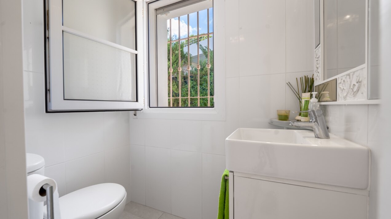 Esta elegante villa de 4 dormitorios escondida en Nueva Andalucía es absolutamente cautivadora.