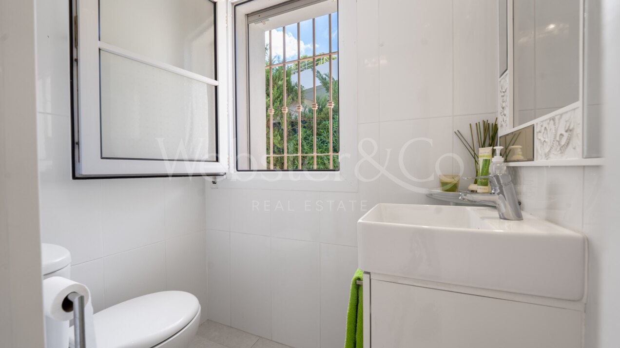 Esta elegante villa de 4 dormitorios escondida en Nueva Andalucía es absolutamente cautivadora.