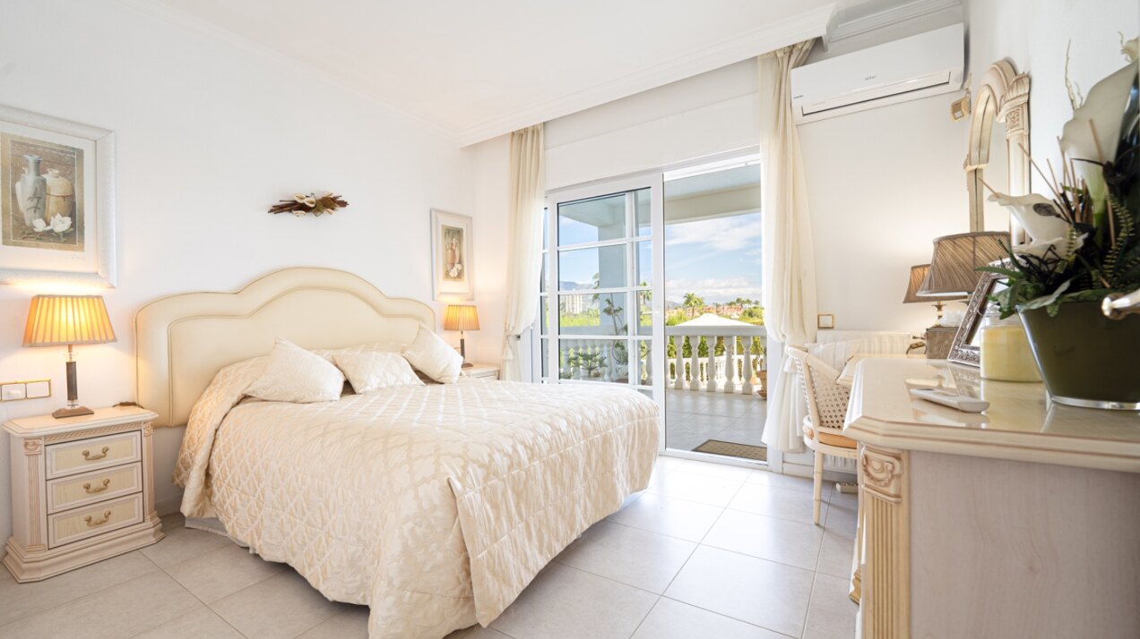 Esta elegante villa de 4 dormitorios escondida en Nueva Andalucía es absolutamente cautivadora.