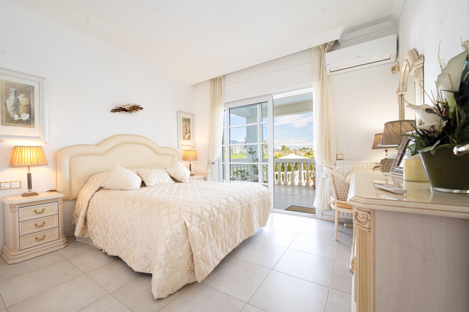 This understatedly elegant 4 bedroom villa tucked away in Nueva Andalucia is utterly captivating