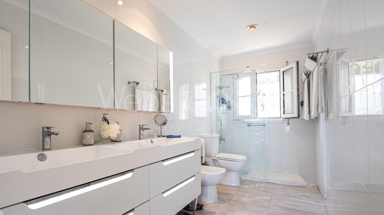 Esta elegante villa de 4 dormitorios escondida en Nueva Andalucía es absolutamente cautivadora.