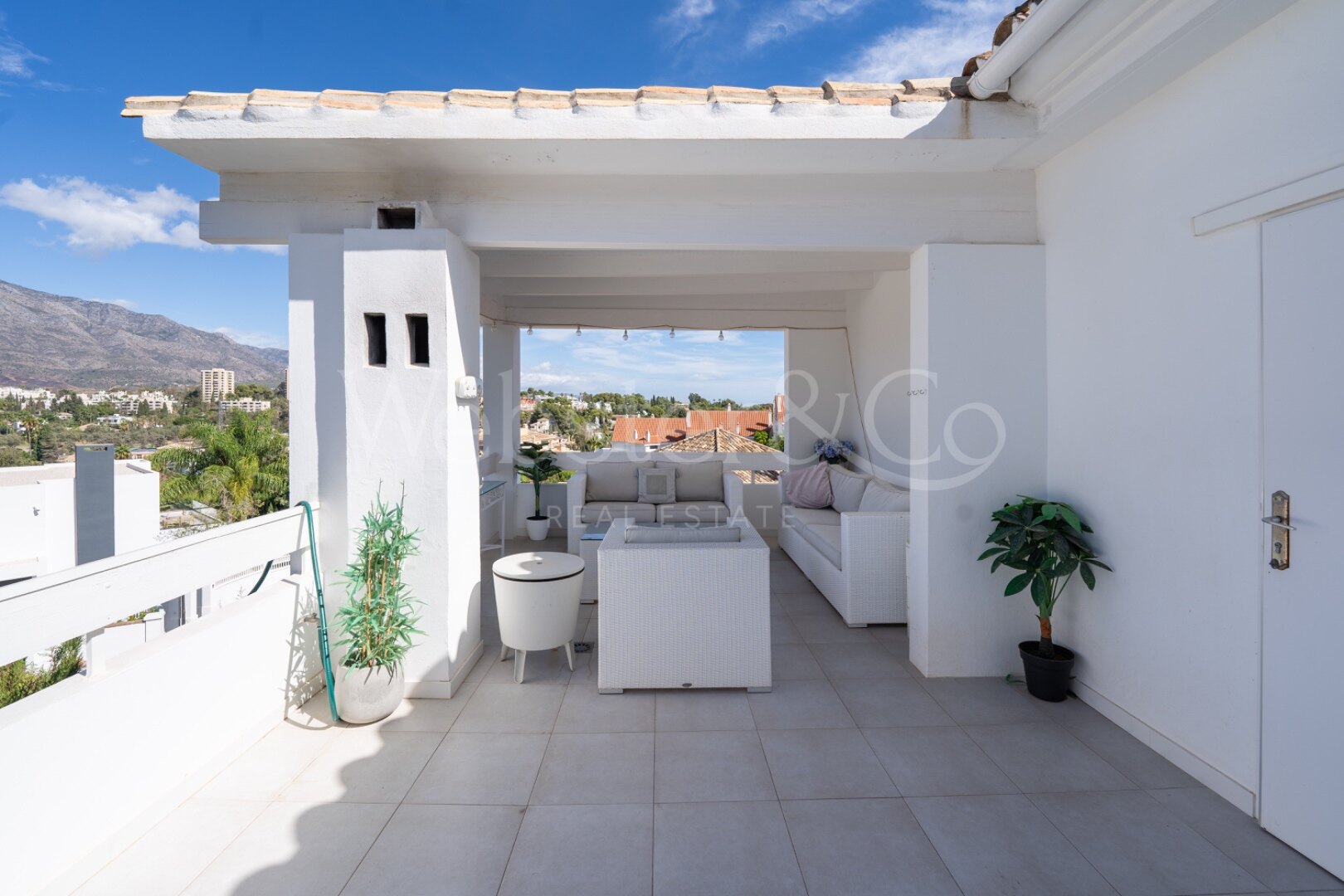 This understatedly elegant 4 bedroom villa tucked away in Nueva Andalucia is utterly captivating