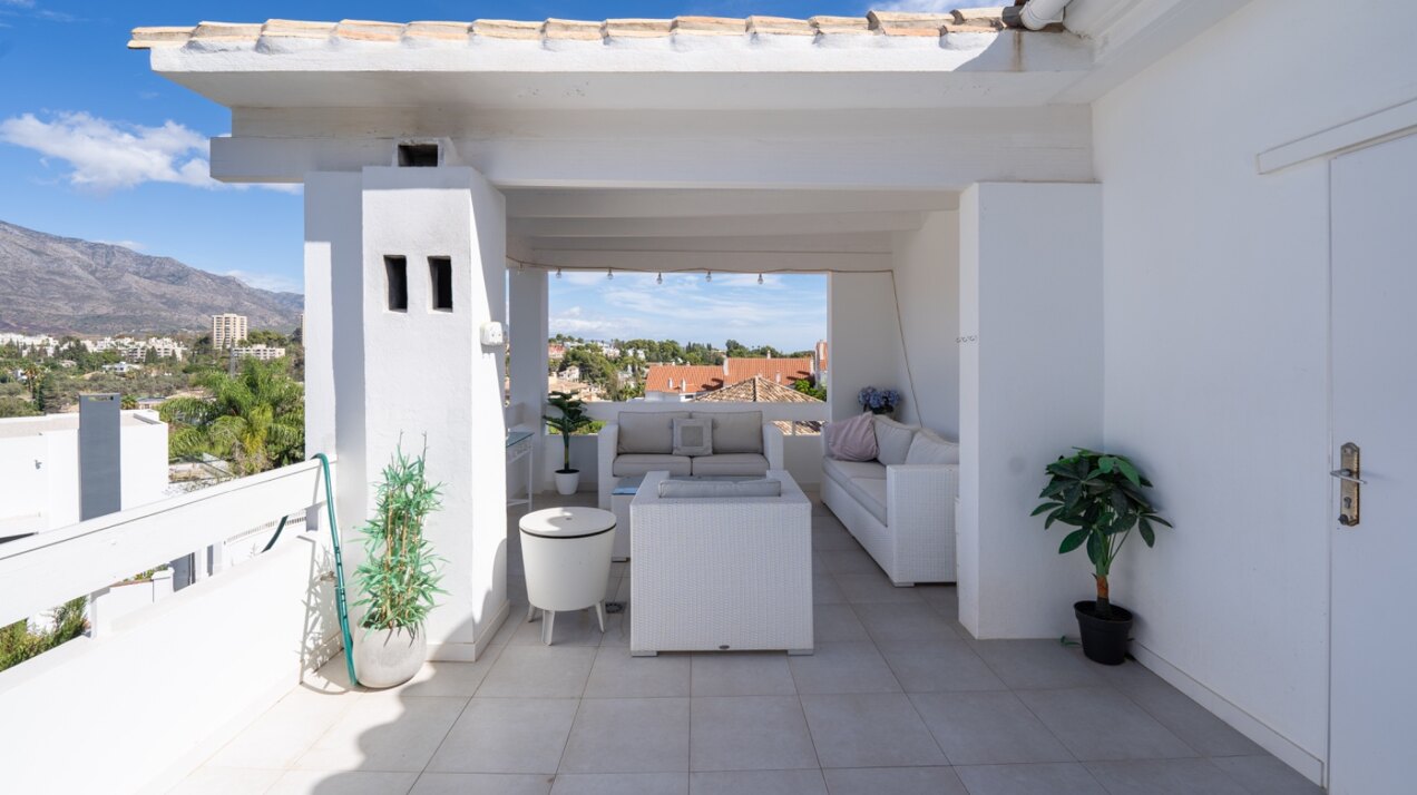 Esta elegante villa de 4 dormitorios escondida en Nueva Andalucía es absolutamente cautivadora.