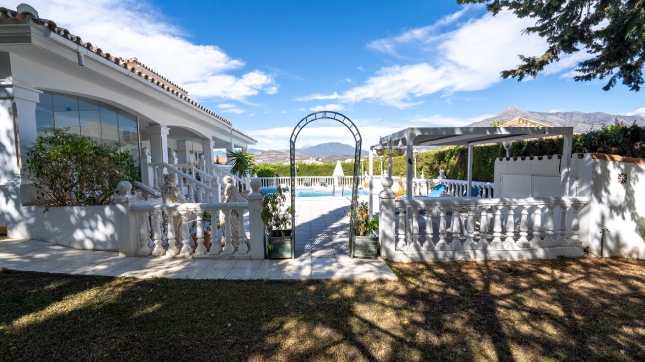 Esta elegante villa de 4 dormitorios escondida en Nueva Andalucía es absolutamente cautivadora.