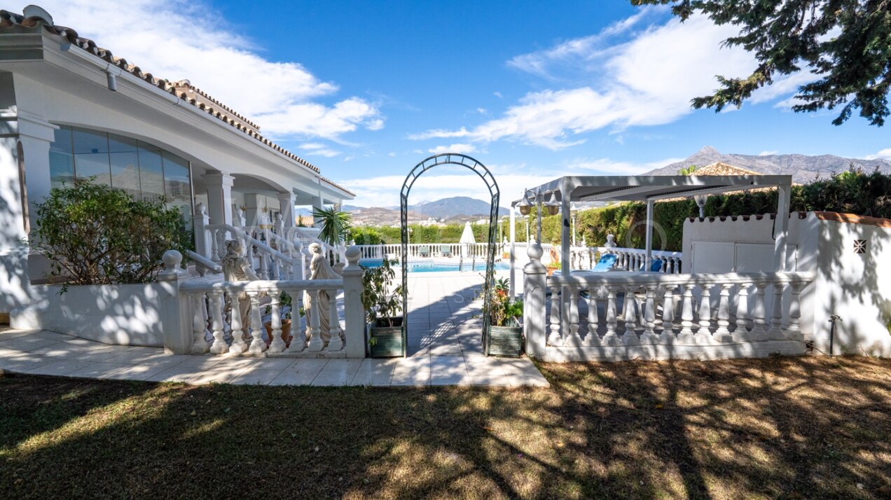 Esta elegante villa de 4 dormitorios escondida en Nueva Andalucía es absolutamente cautivadora.