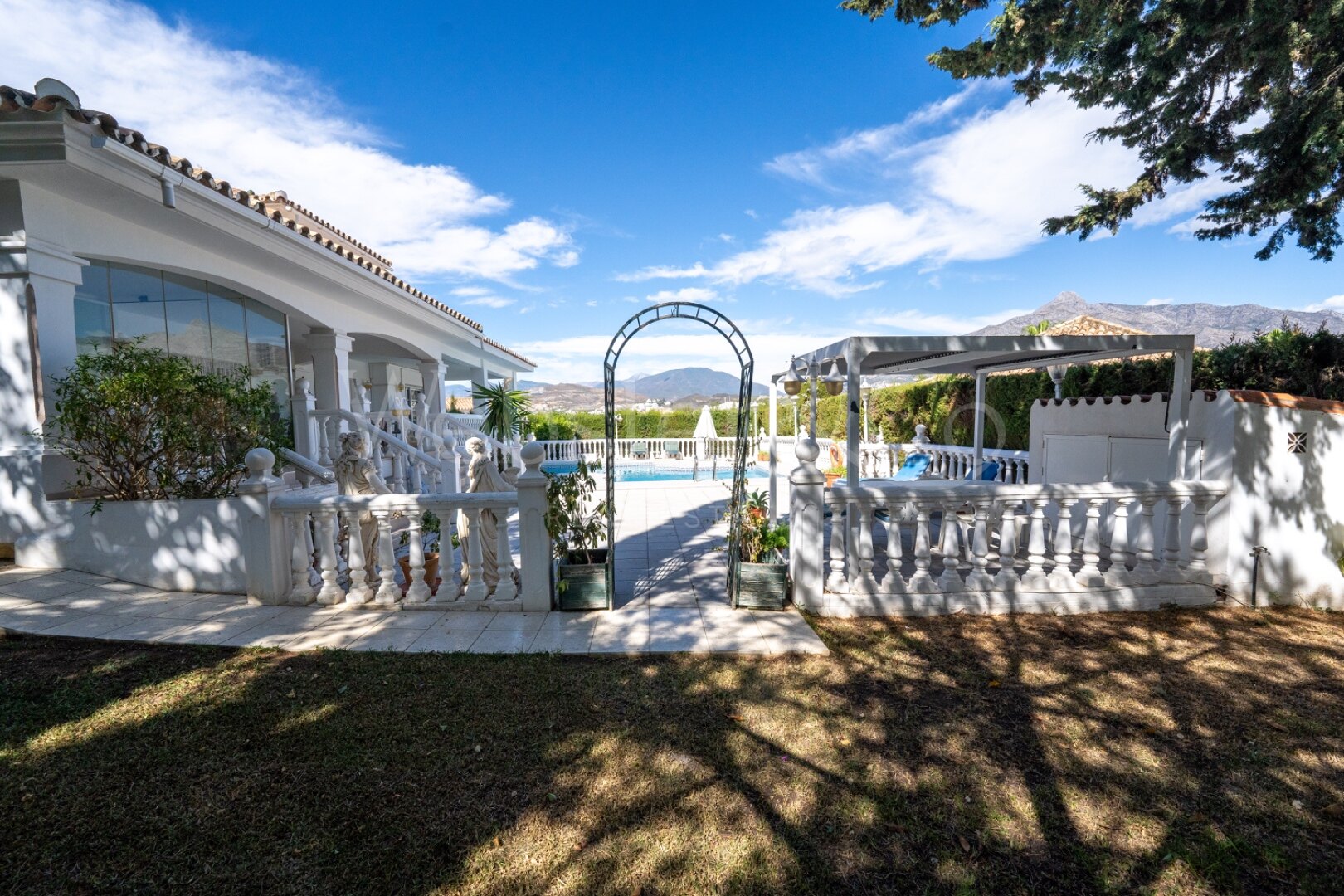 This understatedly elegant 4 bedroom villa tucked away in Nueva Andalucia is utterly captivating