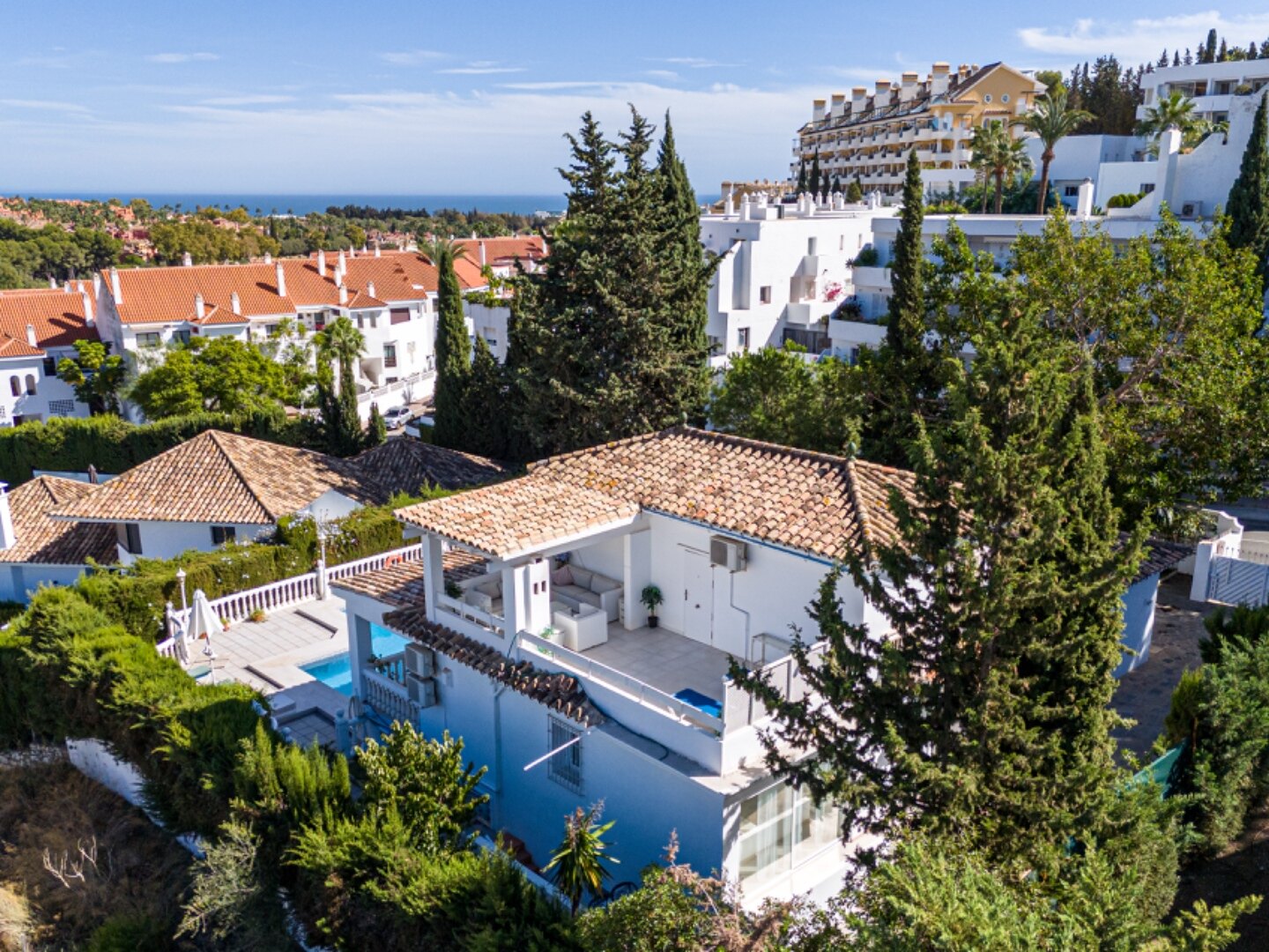 This understatedly elegant 4 bedroom villa tucked away in Nueva Andalucia is utterly captivating