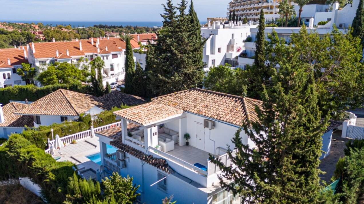 Esta elegante villa de 4 dormitorios escondida en Nueva Andalucía es absolutamente cautivadora.
