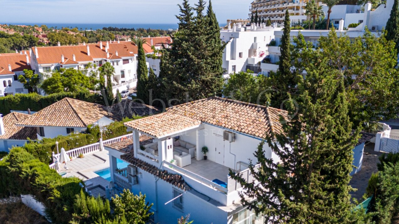 Esta elegante villa de 4 dormitorios escondida en Nueva Andalucía es absolutamente cautivadora.