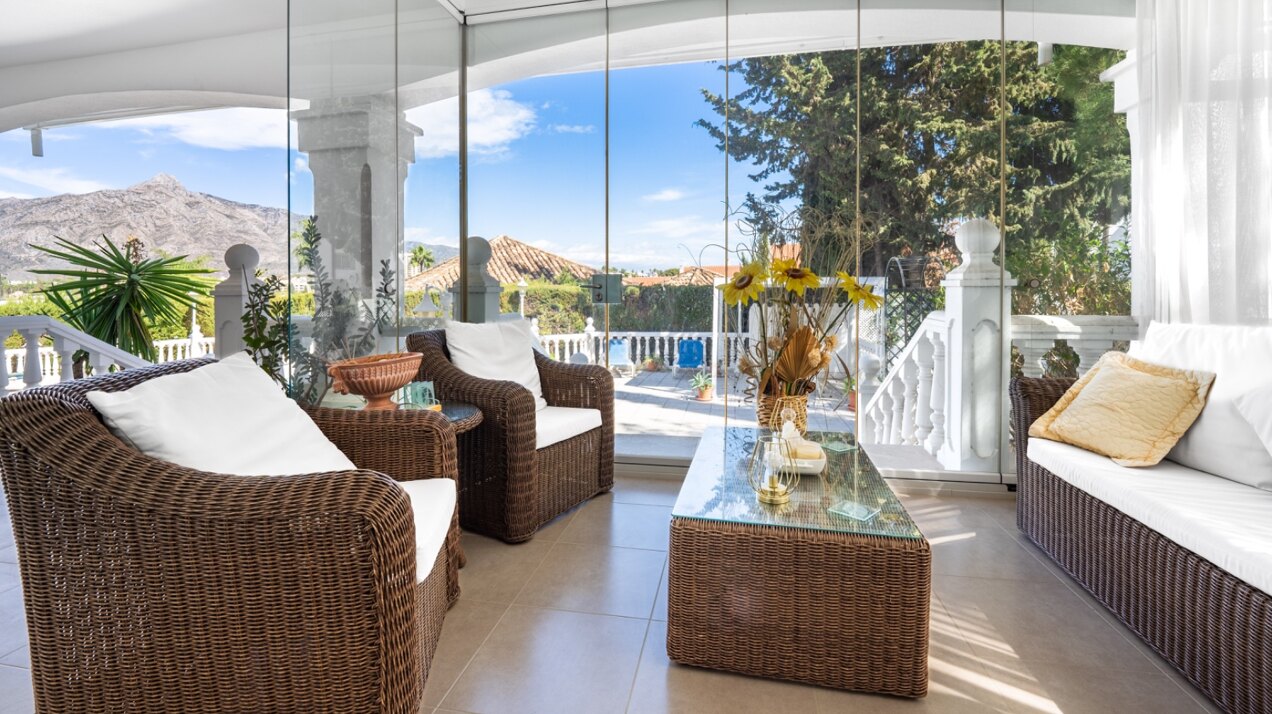 Esta elegante villa de 4 dormitorios escondida en Nueva Andalucía es absolutamente cautivadora.