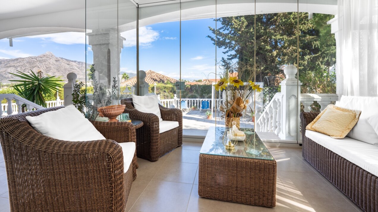 Esta elegante villa de 4 dormitorios escondida en Nueva Andalucía es absolutamente cautivadora.