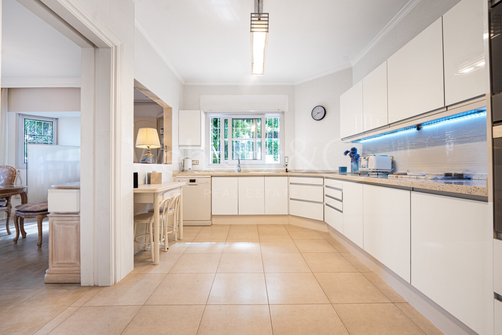 This understatedly elegant 4 bedroom villa tucked away in Nueva Andalucia is utterly captivating