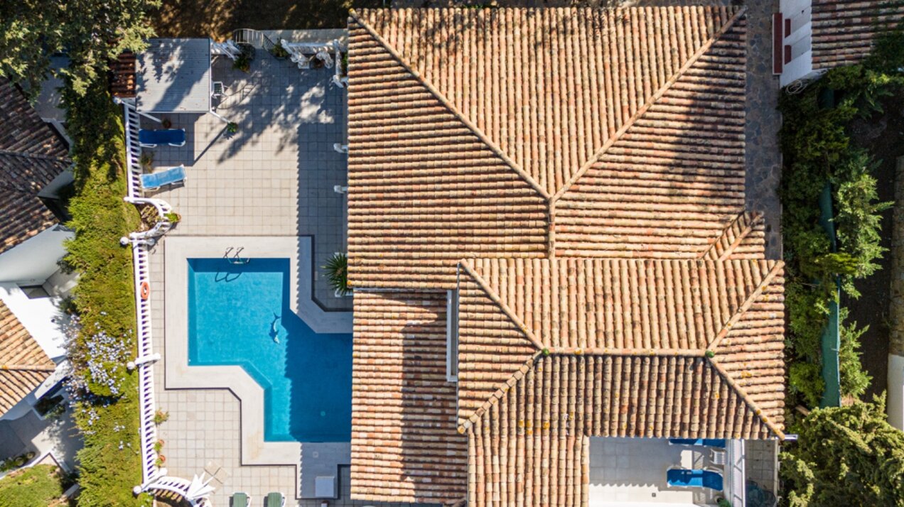 Esta elegante villa de 4 dormitorios escondida en Nueva Andalucía es absolutamente cautivadora.