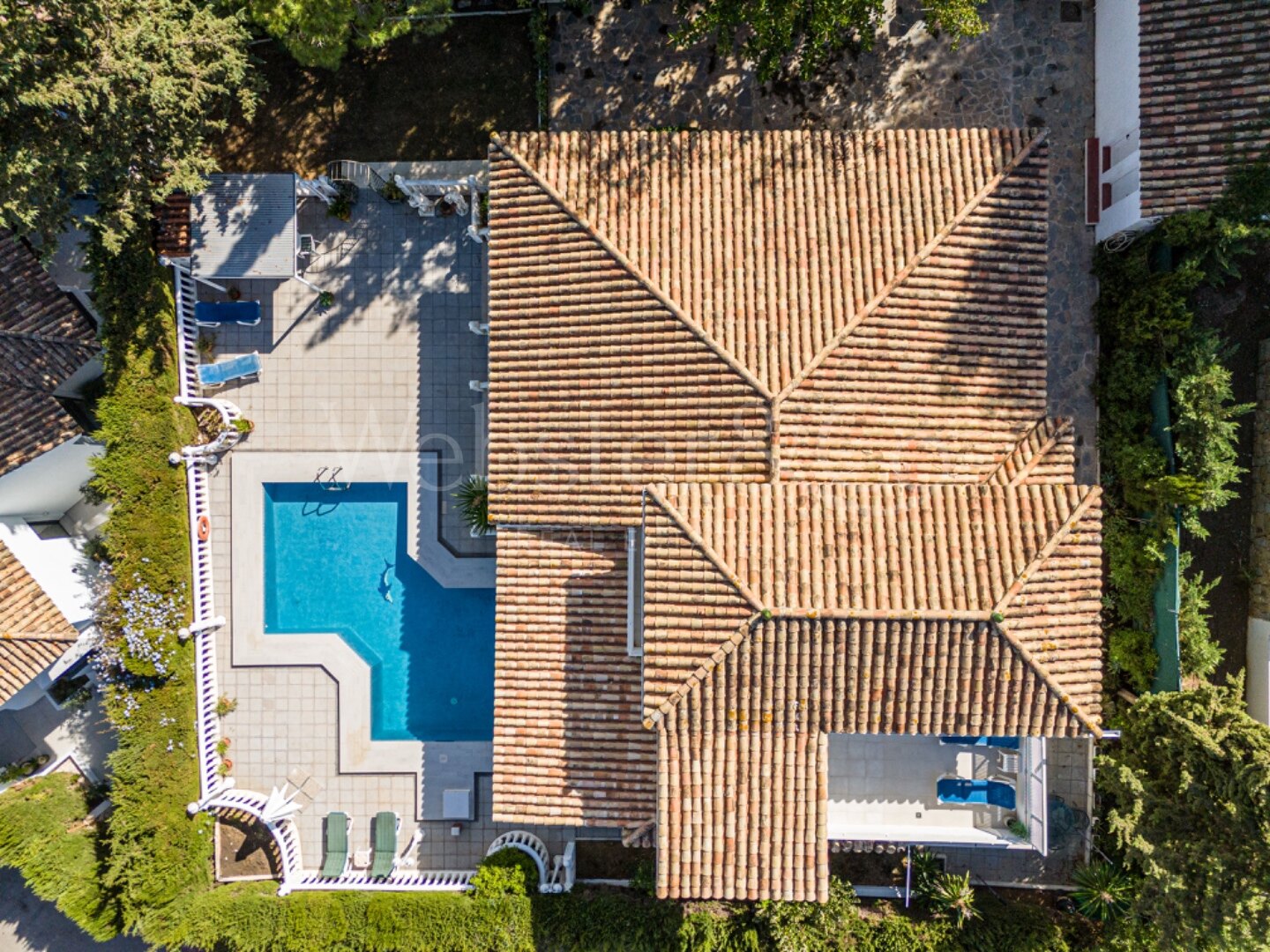 This understatedly elegant 4 bedroom villa tucked away in Nueva Andalucia is utterly captivating