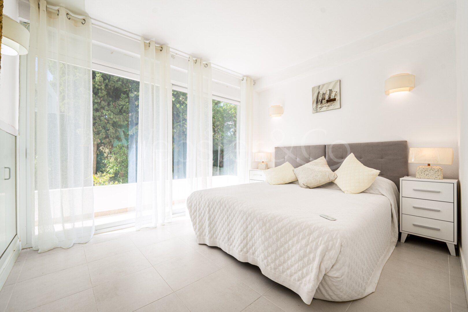 This understatedly elegant 4 bedroom villa tucked away in Nueva Andalucia is utterly captivating