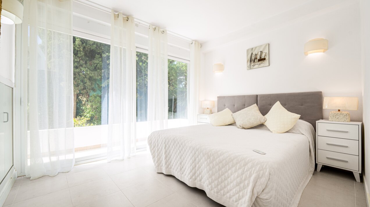 Esta elegante villa de 4 dormitorios escondida en Nueva Andalucía es absolutamente cautivadora.