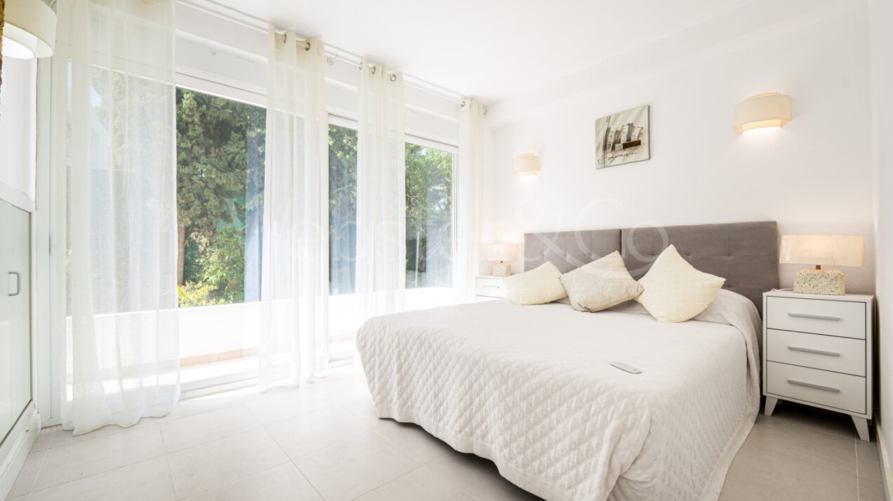 Esta elegante villa de 4 dormitorios escondida en Nueva Andalucía es absolutamente cautivadora.