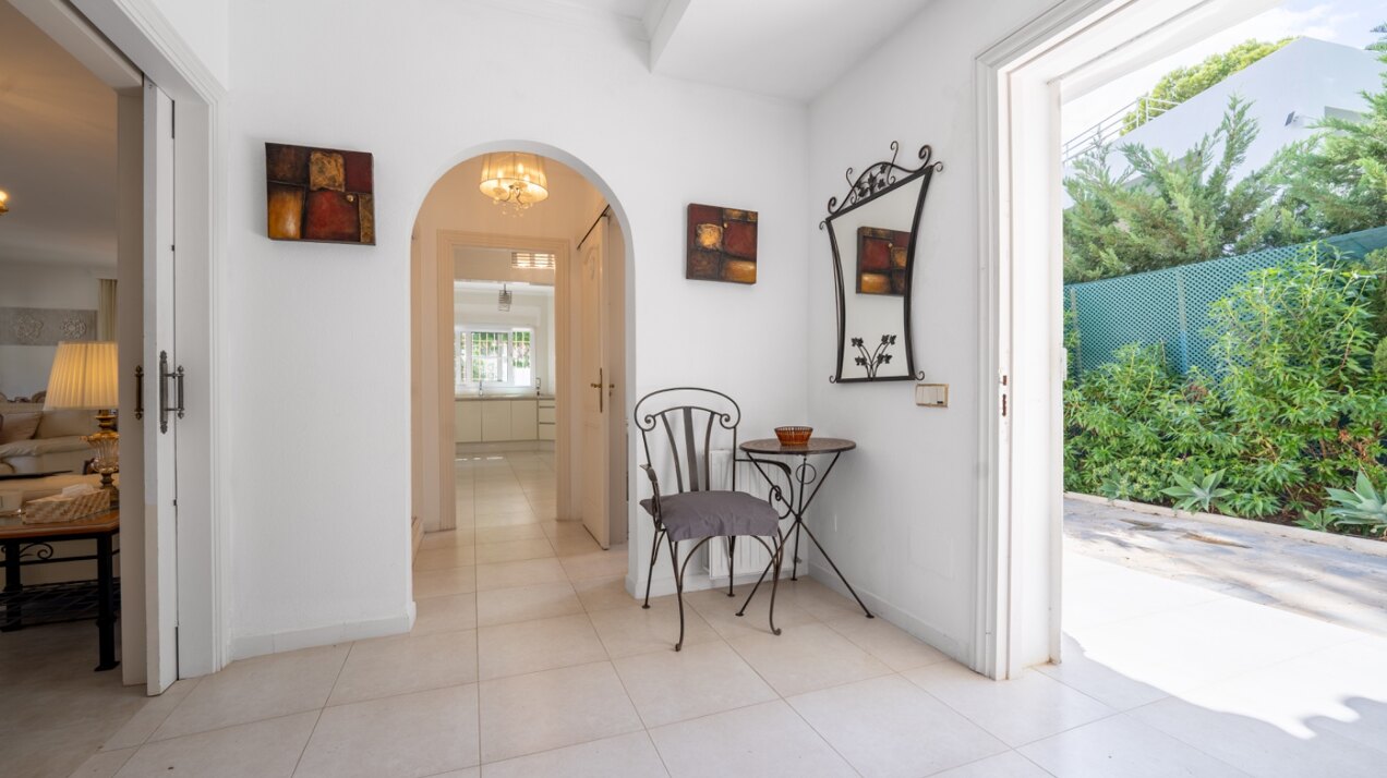 Esta elegante villa de 4 dormitorios escondida en Nueva Andalucía es absolutamente cautivadora.