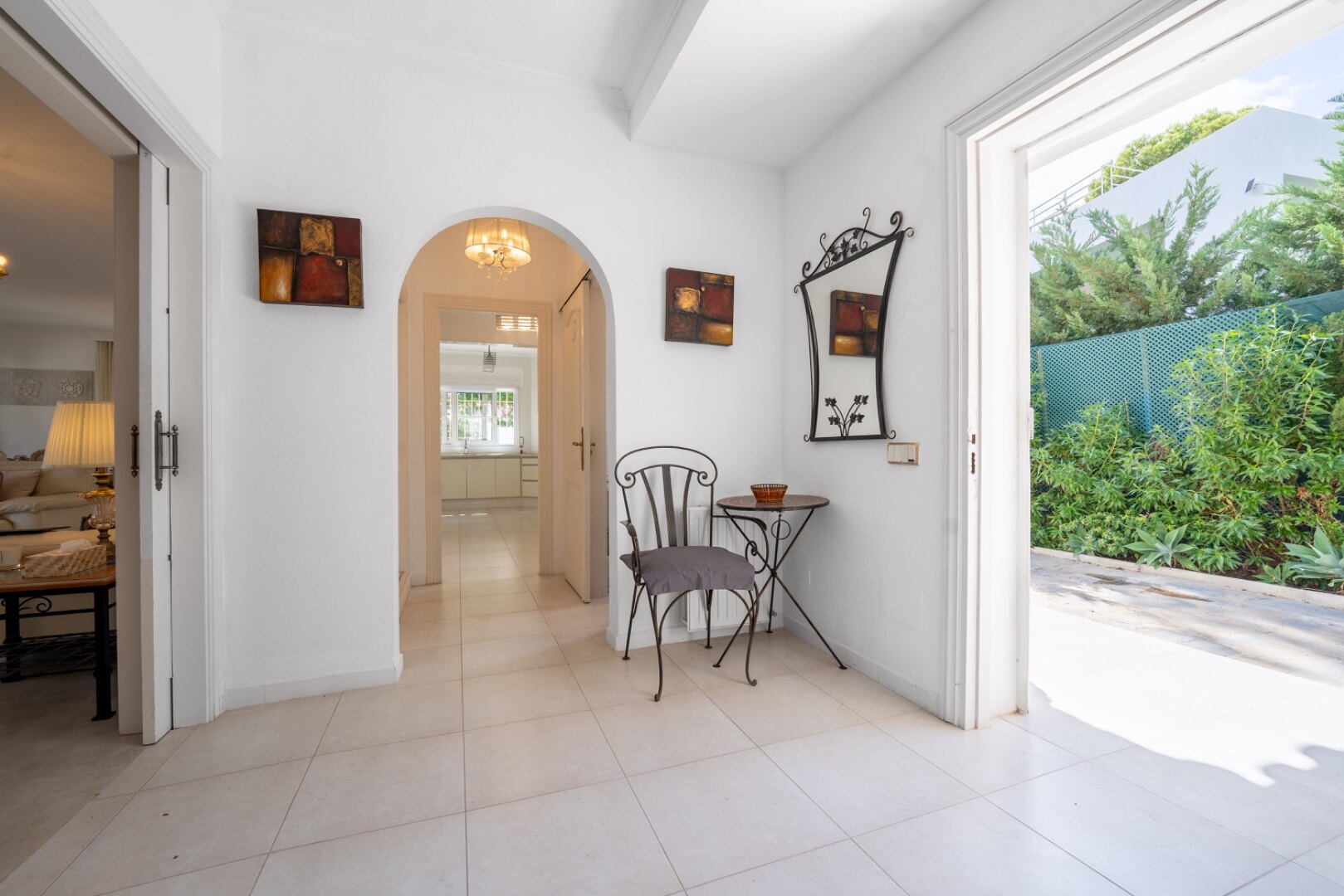 This understatedly elegant 4 bedroom villa tucked away in Nueva Andalucia is utterly captivating