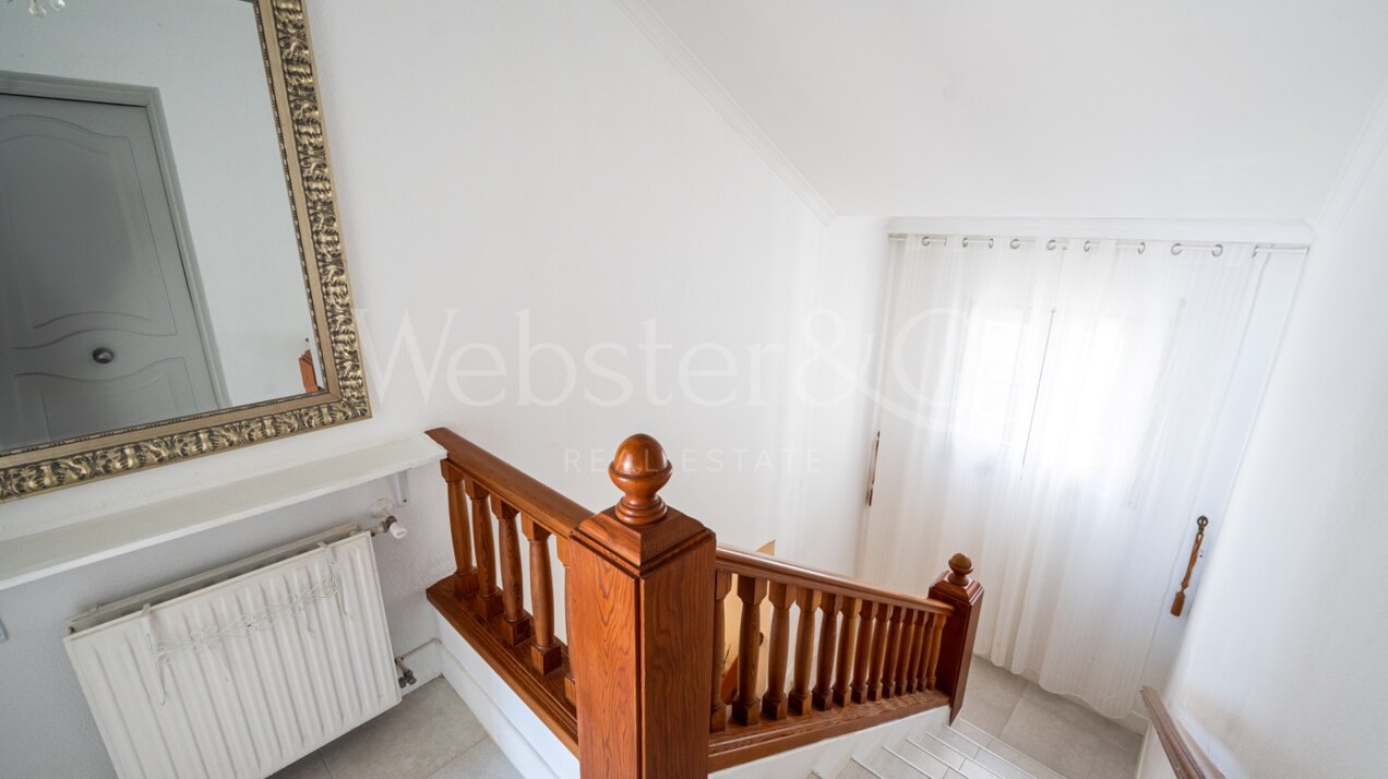 Esta elegante villa de 4 dormitorios escondida en Nueva Andalucía es absolutamente cautivadora.