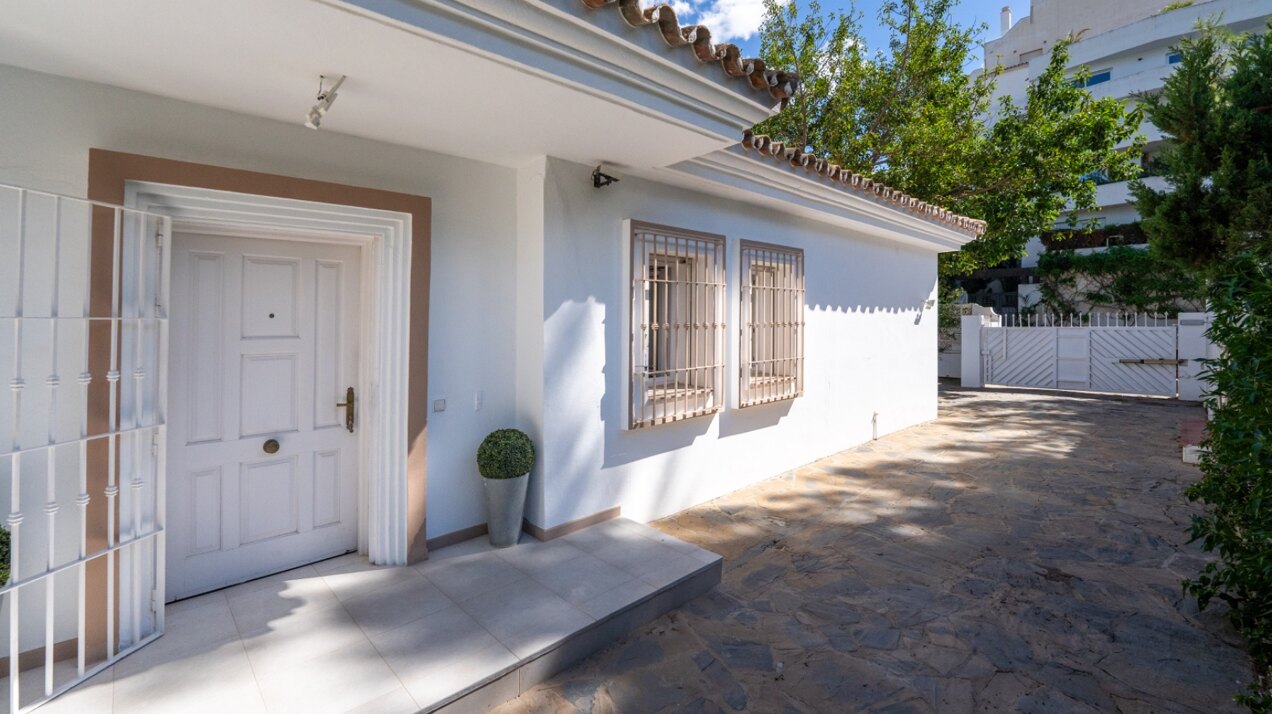 Esta elegante villa de 4 dormitorios escondida en Nueva Andalucía es absolutamente cautivadora.