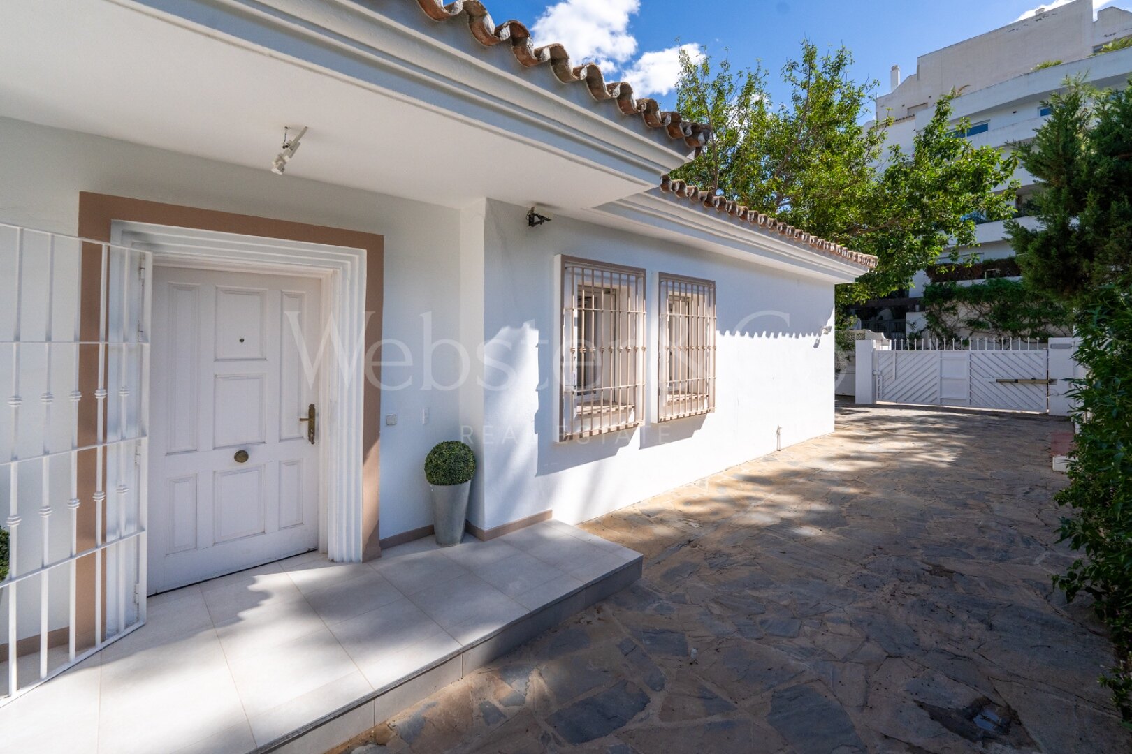 This understatedly elegant 4 bedroom villa tucked away in Nueva Andalucia is utterly captivating