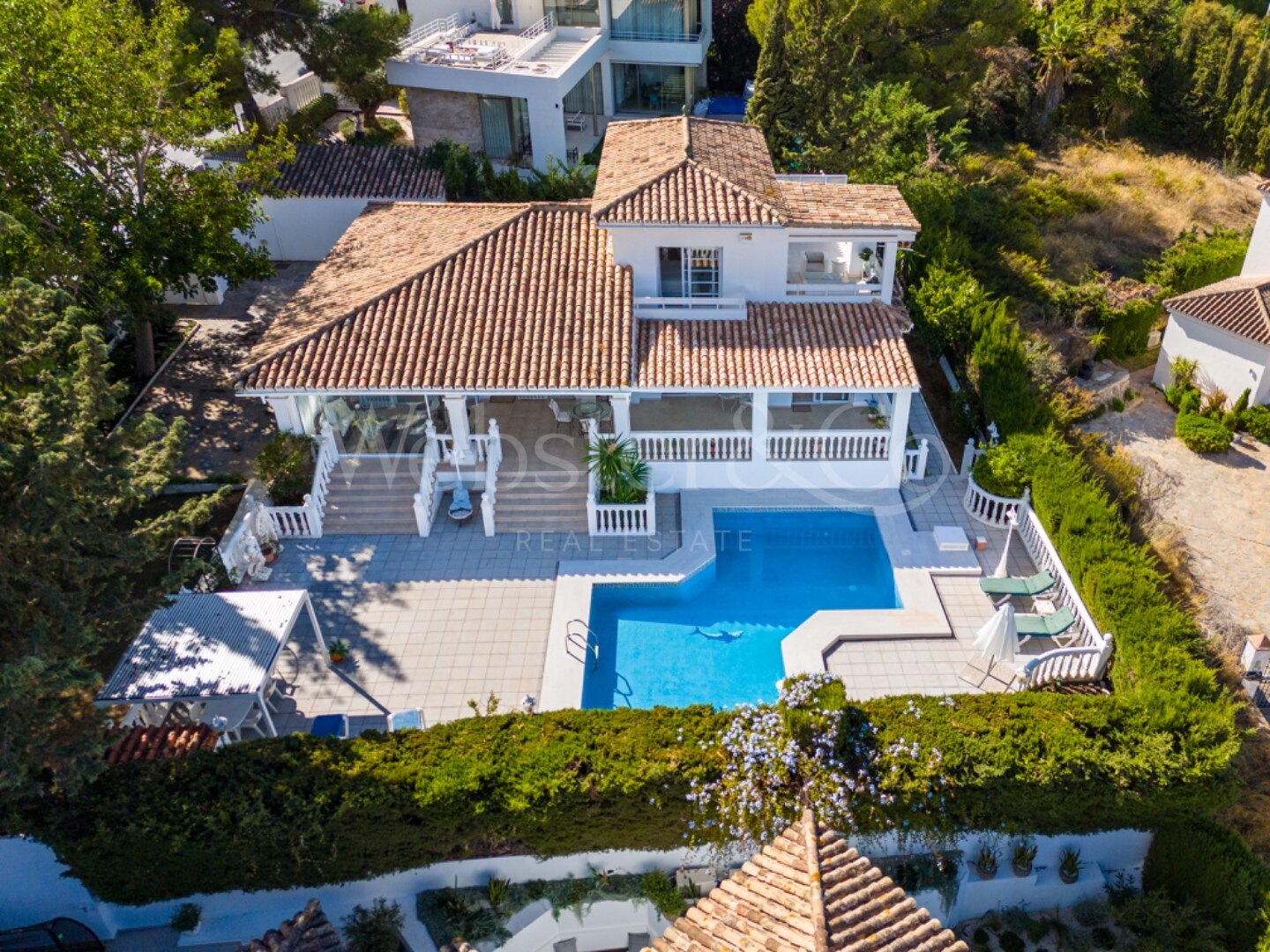 This understatedly elegant 4 bedroom villa tucked away in Nueva Andalucia is utterly captivating