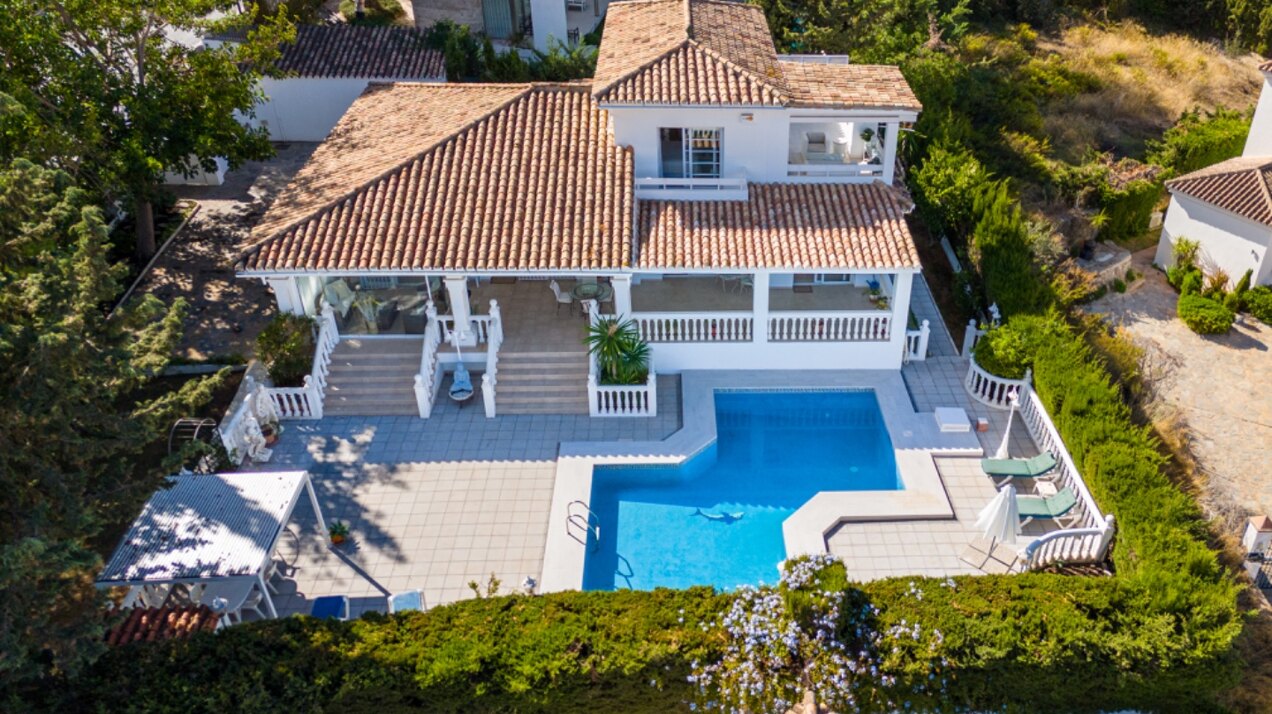 Esta elegante villa de 4 dormitorios escondida en Nueva Andalucía es absolutamente cautivadora.