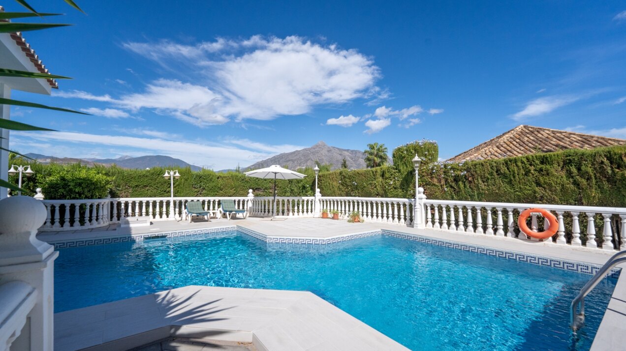 Esta elegante villa de 4 dormitorios escondida en Nueva Andalucía es absolutamente cautivadora.