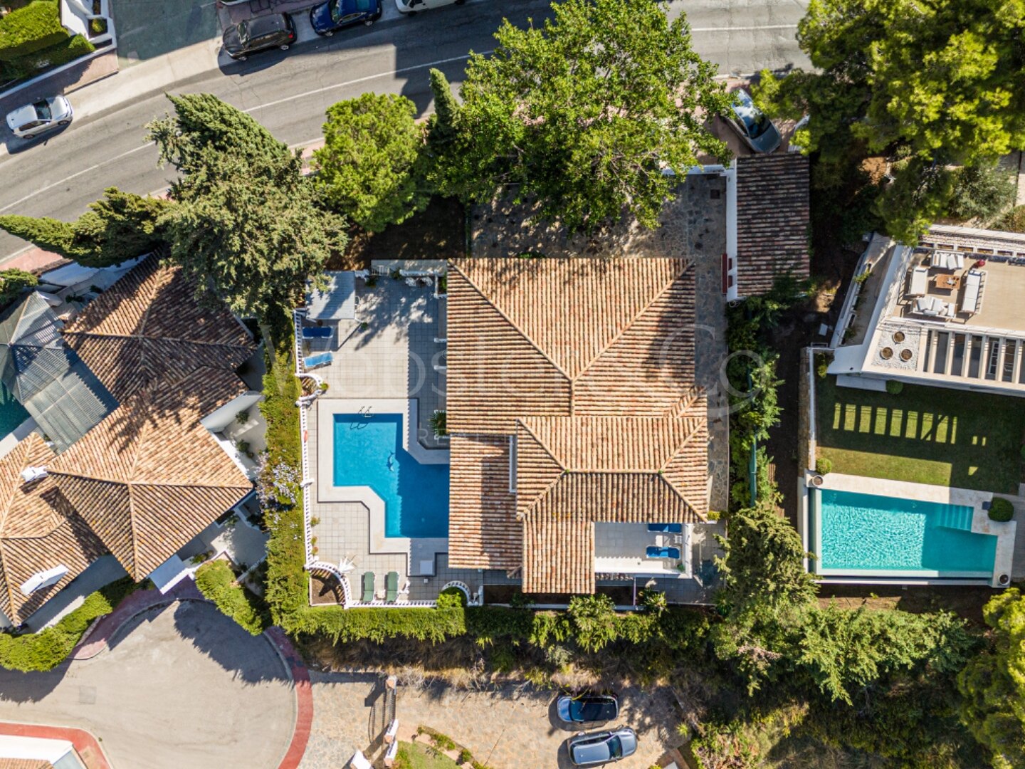 This understatedly elegant 4 bedroom villa tucked away in Nueva Andalucia is utterly captivating